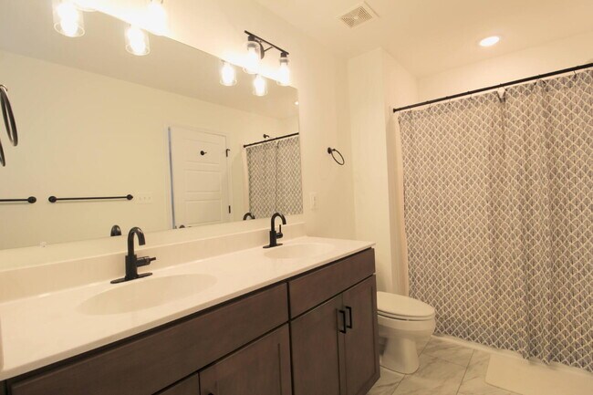 Building Photo - "Impressive 3-Bed Townhouse with Fenced in...