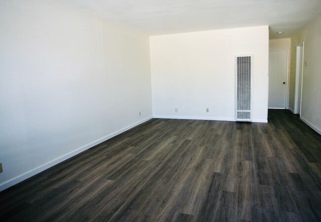 Building Photo - Helix 1380-82