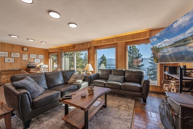 Primary Photo - Fully Furnished 2 bed, 2 bath Ski Lease