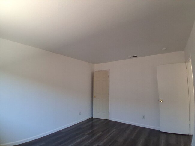 Building Photo - Thistlewood3505/3507