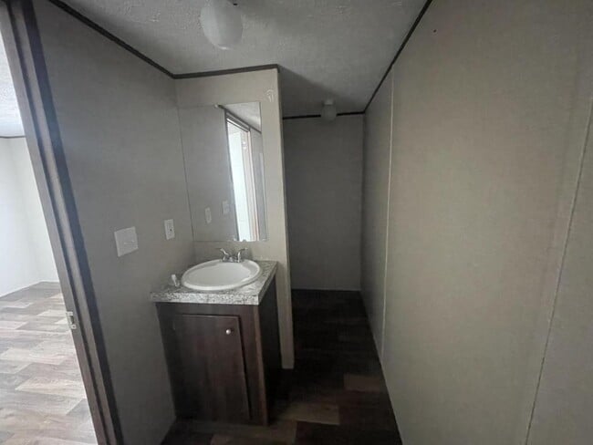 Building Photo - 555 Crandlemire Rd