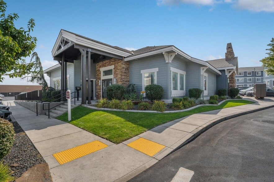 Building Photo - Regency Park
