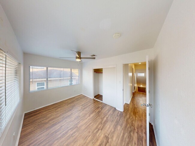 Building Photo - 5375 E Falls View Dr