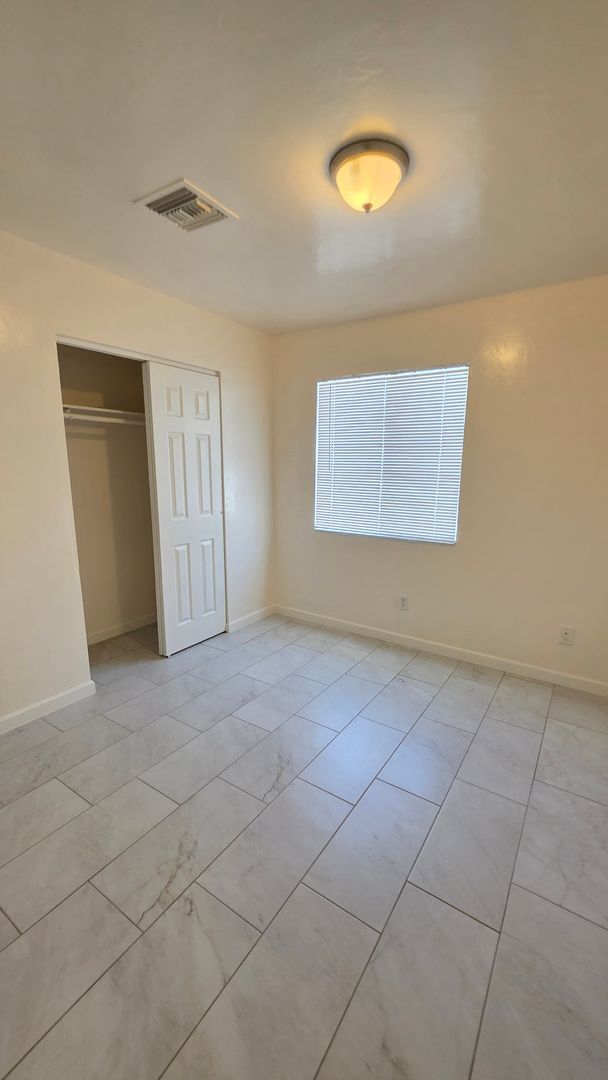 Building Photo - Beautiful Renovated  4 Bed 2 Bath HOME!