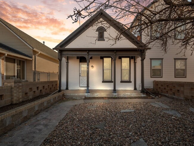 Building Photo - Updated 2 Bed, 1 Bath House - Santa Fe Art...