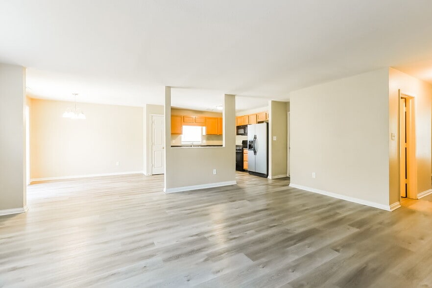 Building Photo - 4768 Beach Club Dr
