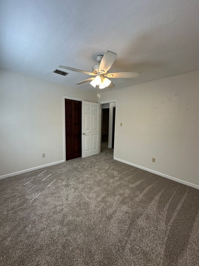 Building Photo - Spacious downstairs 2Bed/1 Bath in Killear...