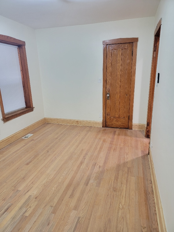 Building Photo - 4830 W Oakdale Ave