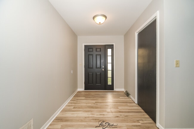 Building Photo - 605 S Raven Rd