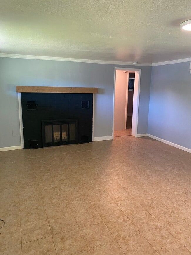 Building Photo - Fresh and bright!! 3 bedroom, 1 bath on la...