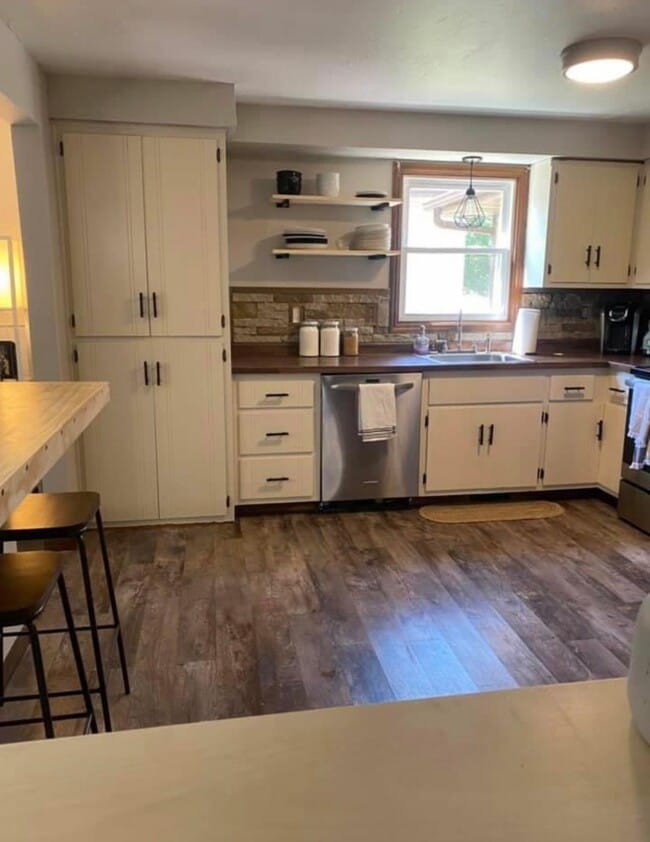 Primary Photo - 2087 Packerland Dr