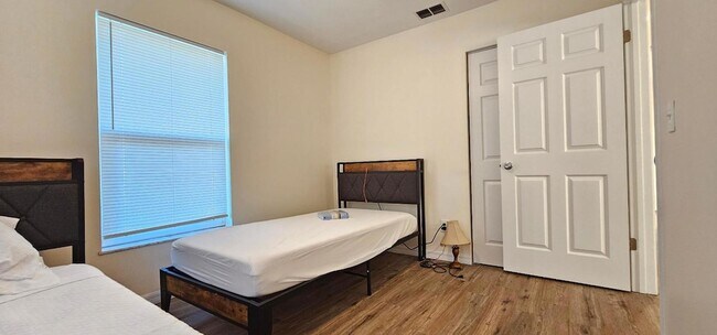 Building Photo - 323 Seminole Ct