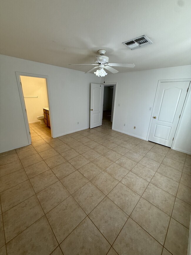 Building Photo - 4942 S Rinaldi Dr