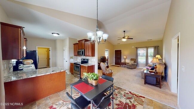 Building Photo - CHARMING ROSEWOOD HOME! 3 BR 2 BA w/ FENCE...