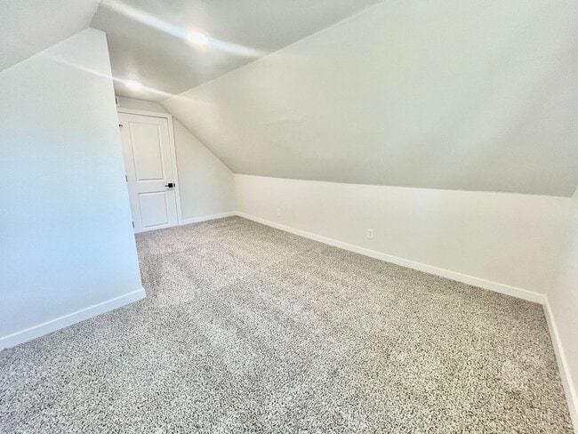 Building Photo - 5-Bedroom, 2 Bathroom Home with In-Unit Wa...