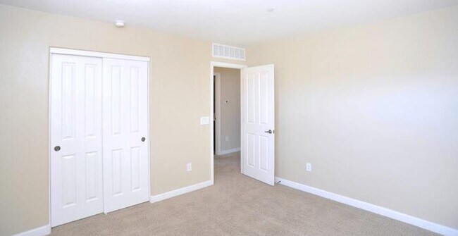 Building Photo - Amazing 2-Story Home