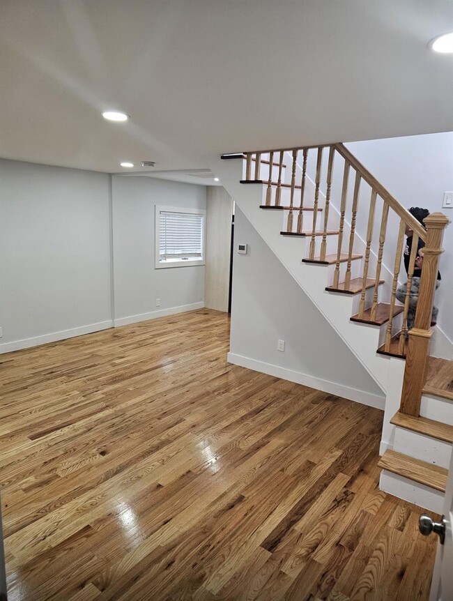 Building Photo - 6 Islip Ave