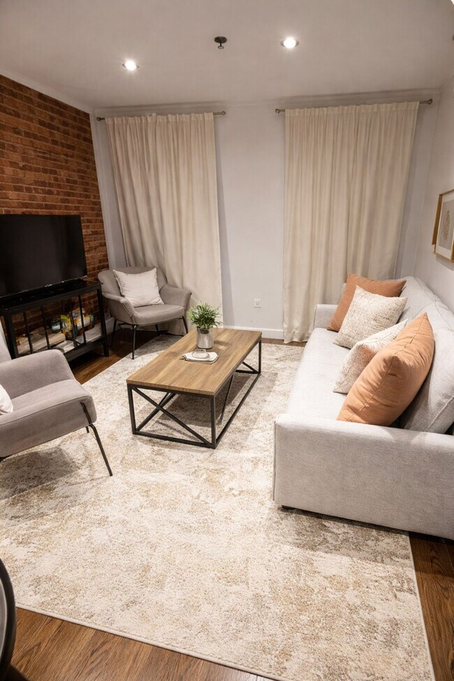 Building Photo - 716 Madison St