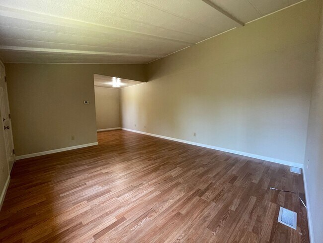 Building Photo - 042-02