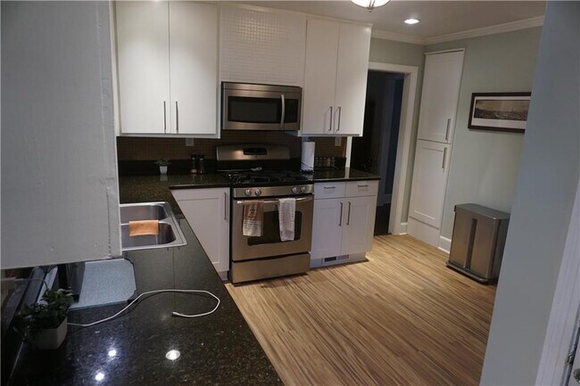 Building Photo - 2210 Lenox Rd NE