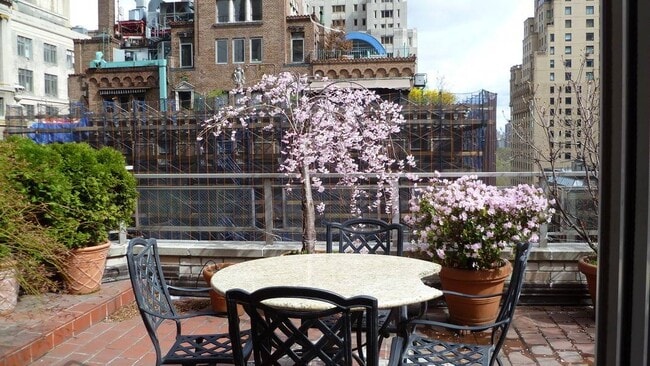 Building Photo - 100 W 57th St