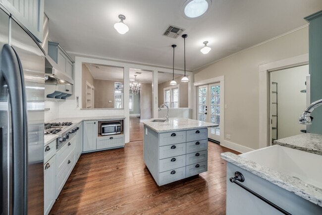 Building Photo - BEAUTIFUL HOME IN BLUEBONNET HILLS, ALAMO HEIGHTS