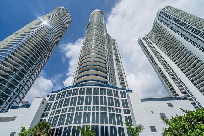 Building Photo - 15811 Collins Ave