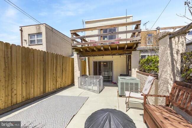 Building Photo - 3285 Chatham St