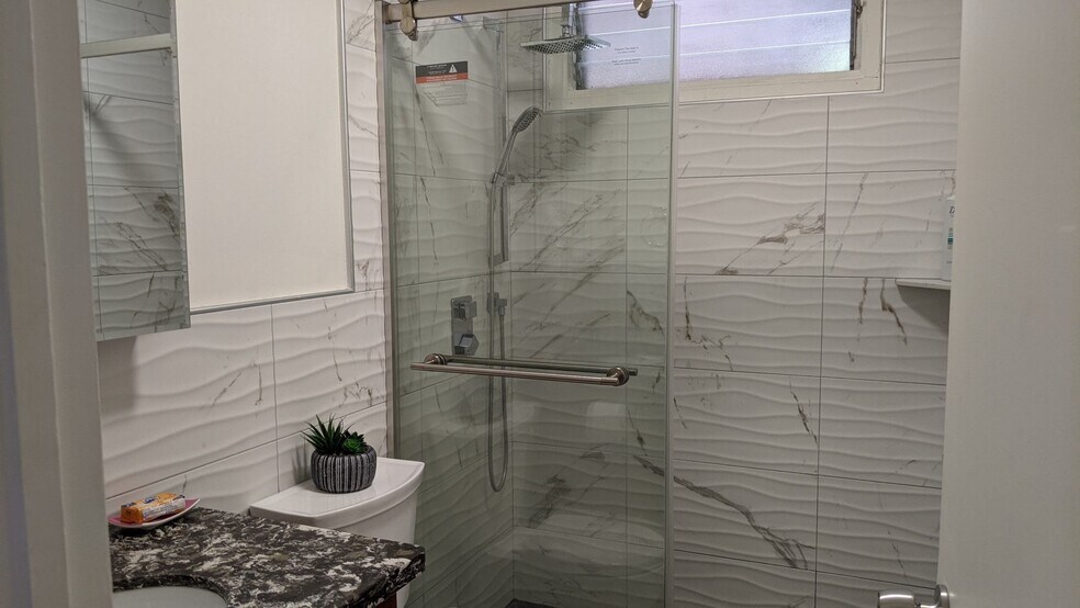 Building Photo - 2353 Dole St