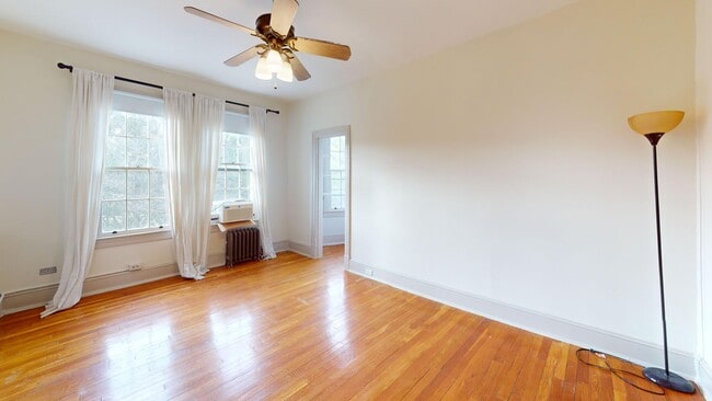 Building Photo - Top Floor Georgetown Two Bedroom in Amazing Location!