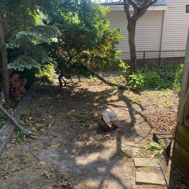 Building Photo - 1706 W Saginaw St