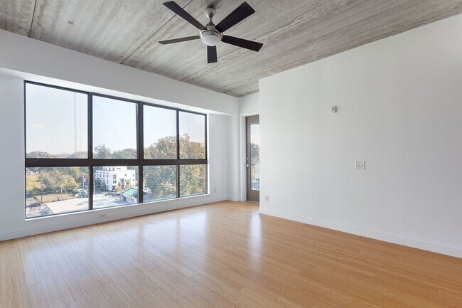 Building Photo - Bright, Contemporary 1/1  Condo in Grant Park w/ City Views!