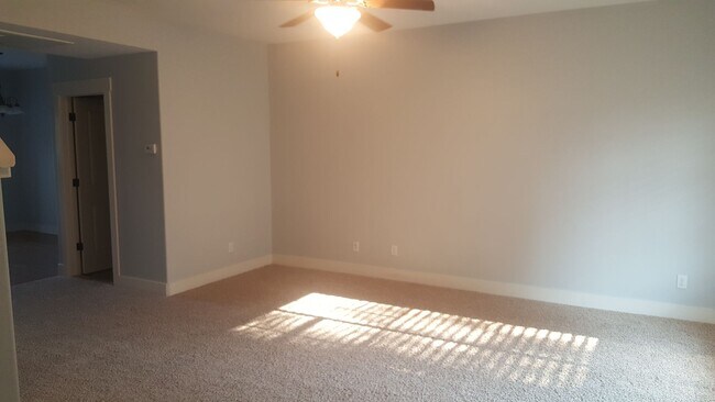 Building Photo - Snellgrove Townhome