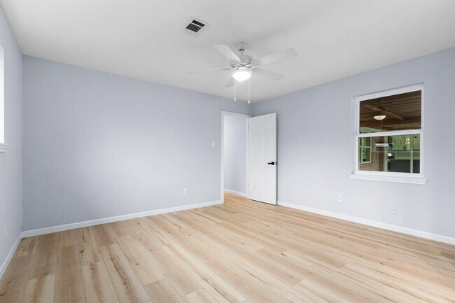 Building Photo - 3306 Crestdale Dr