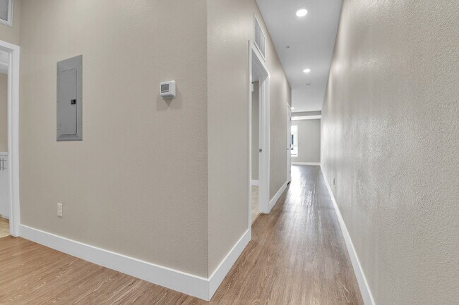 Building Photo - $1,795 - 1 Bed, 1 Bath Condo with In Unit ...