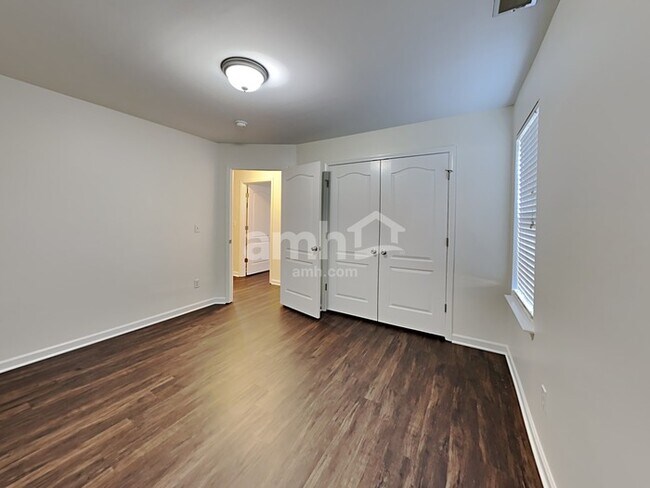 Building Photo - 2936 Greentree Dr