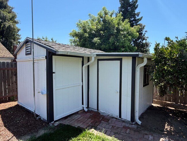 Building Photo - 5933 W Iris Ct