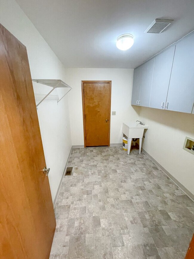 Building Photo - 3 bedroom, 2 bath House