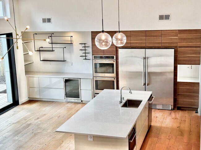 Building Photo - 6 BR / 4 BA – 4,100 SQ FT with Patio, Full Outdoor Grill, and Hot Tub