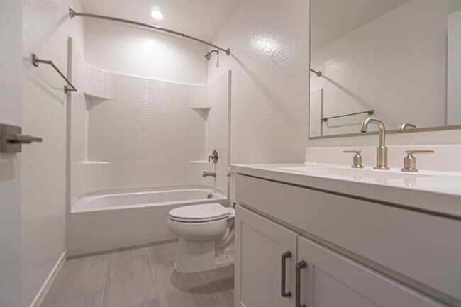 Building Photo - Stunning Sundrop Model Home – Brand New an...