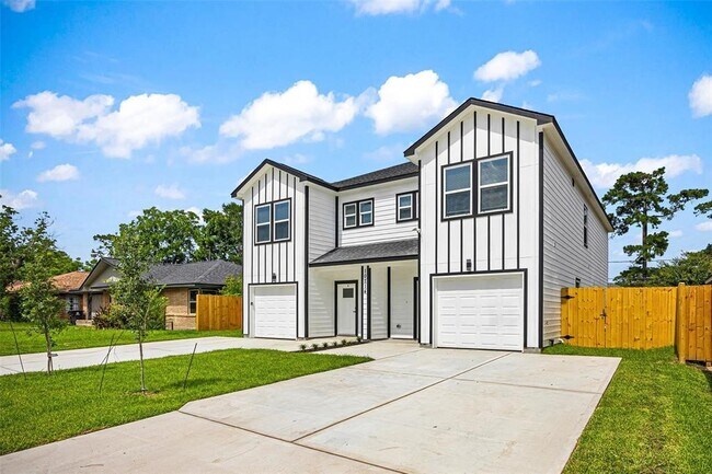 Primary Photo - 10214 Hollyglen Dr