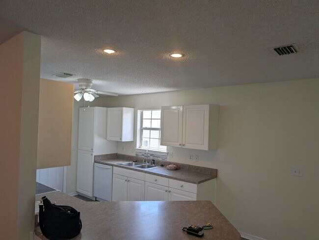 Building Photo - NO HOA!! Minutes from Hulbert and Eglin.  ...