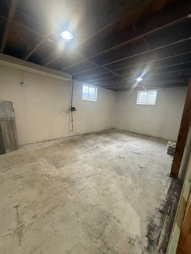 Building Photo - Beautiful 2 Bedroom 1 Bathroom House