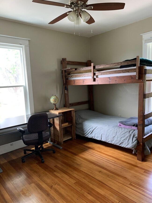 Building Photo - Ranch Style Farm House!