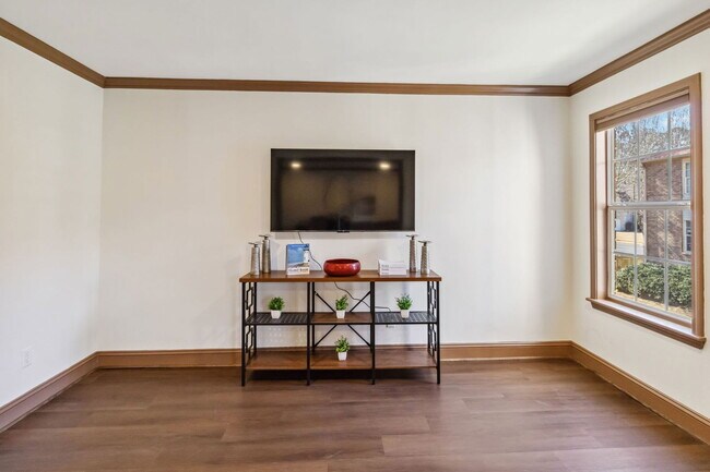 Building Photo - 906 Chapel Creek Dr