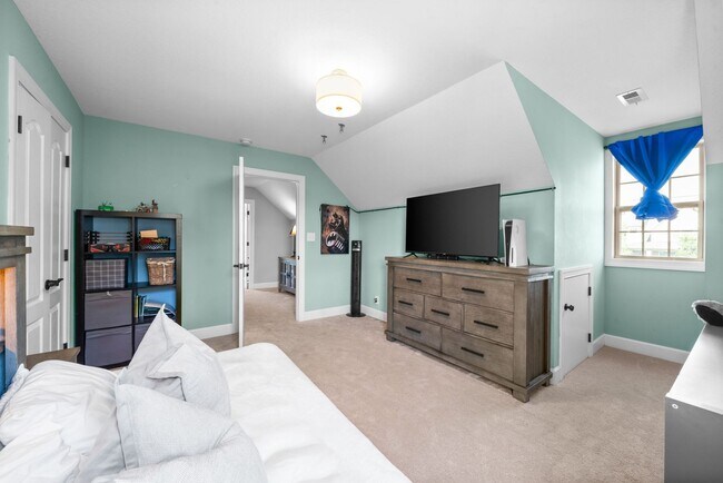 Building Photo - Beautiful Craftsman Style Home Waiting for...