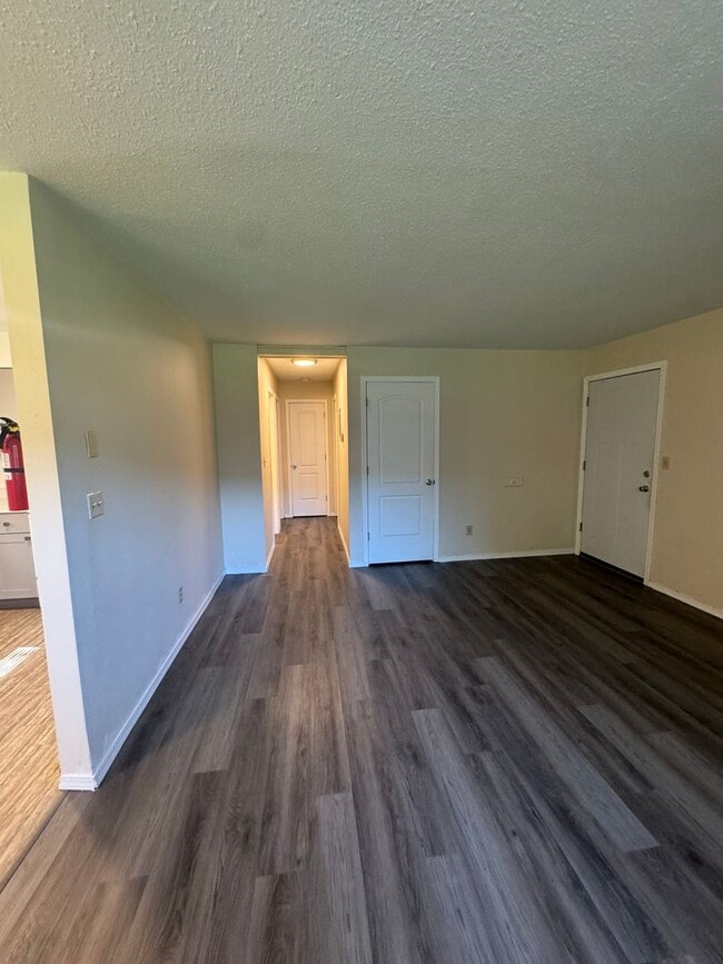 Building Photo - Updated unit in quiet 4-plex