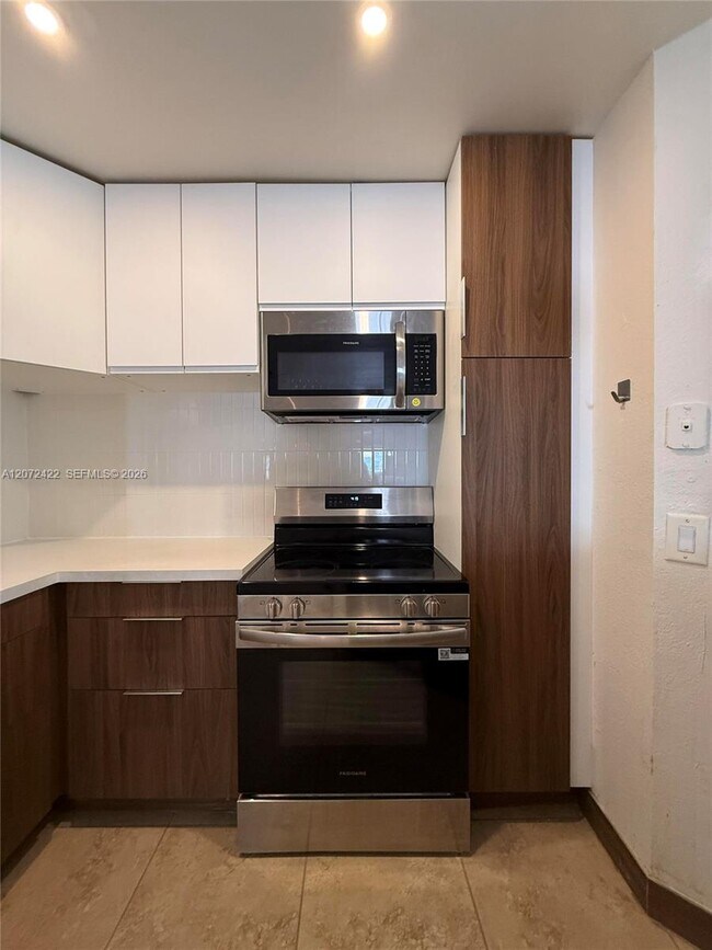 Building Photo - 3450 Pinewalk Dr N