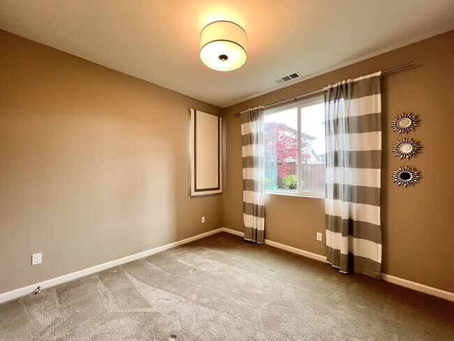 Building Photo - Modern Four-Bedroom Napa Home