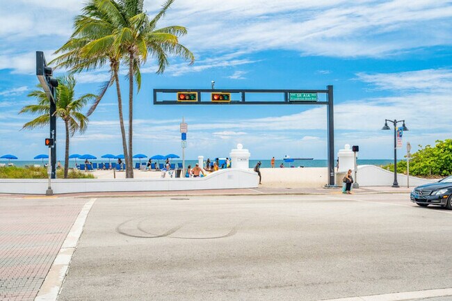 Building Photo - Beachfront Bloo's -2 Units-Ocean View Balc...